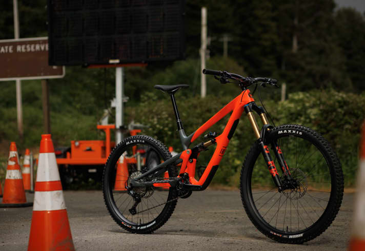 The HD6 is also available in a warning colour to match the Fox Float 38 Factory suspension fork with 180 mm