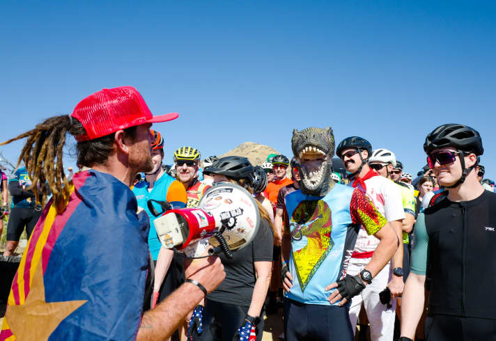 Der Start erinnert mehr an eine Party als an ein Mountainbike-Rennen.