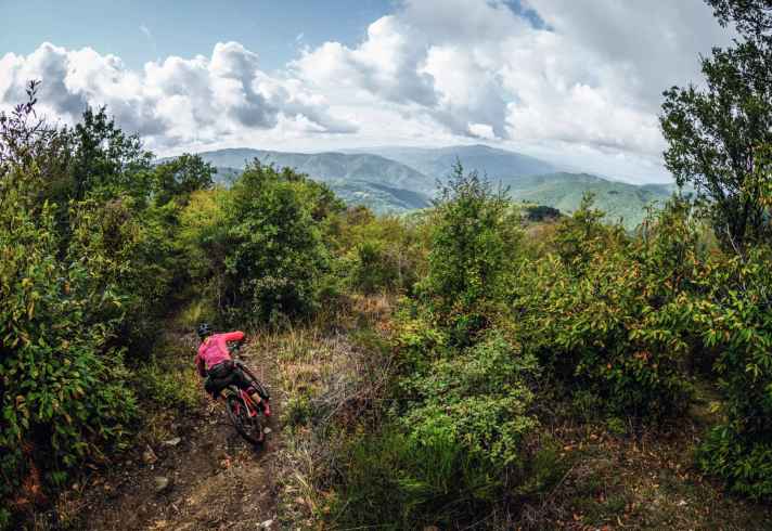 The trails above 1000 metres altitude also show something of the lesser-known, alpine Tuscany.