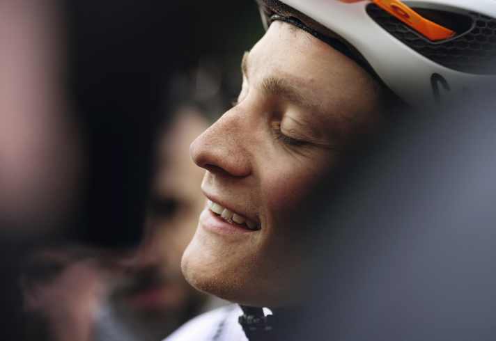 Une joie silencieuse : Mathieu van der Poel n'a terminé "que" dixième - mais il a été le précurseur décisif de la victoire de son coéquipier.