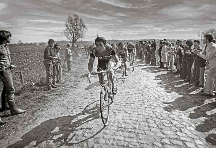Unter ferner liefen... Viele der besten Rennfahrer der späten 60er- und der 70er-Jahre hätten deutlich glanzvollere Siegerlisten erzielen können, wäre ihnen nicht – wie hier zum Beispiel Walter Godefroot – ständig dieser Merckx vor der Nase herumgefahren