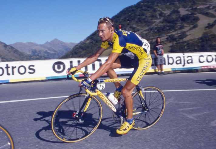 Felix Manuel Garcia im Trikot von Festina bei der Vuelta a Espana 2000. Bei der Tour 2003 war der Spanier ein wichtiger Fahrer an der Seite von Jan Ullrich.