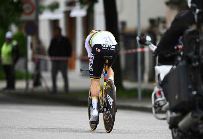 Always recognisable: Remco Evenepoel on his golden time wheel with the world champion stripes