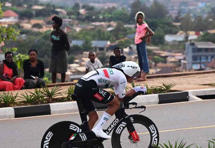 Isaac del Toro finishes fifth in the World Championship time trial in Rwanda, missing out on the medals by just four seconds.