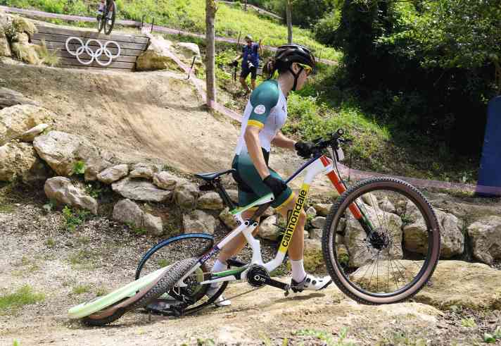 There was nothing left to save: After her rear wheel was destroyed, the South African Candice Lill could only carry her bike off the track.