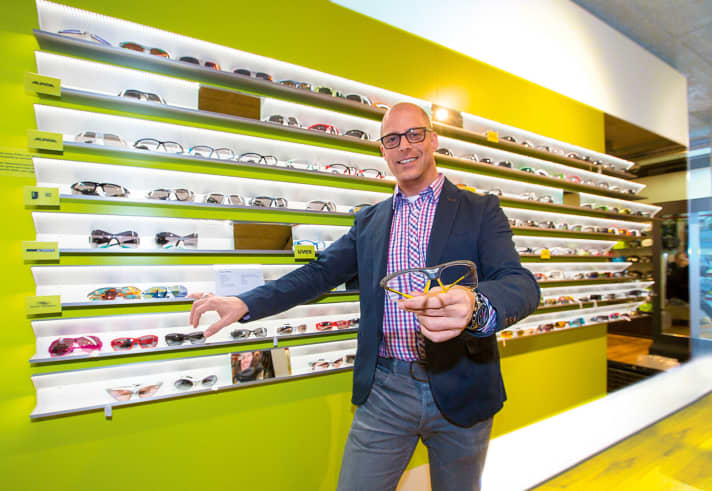   Simon Tepasse in der Biketown Bocholt bei der Sportbrillenberatung