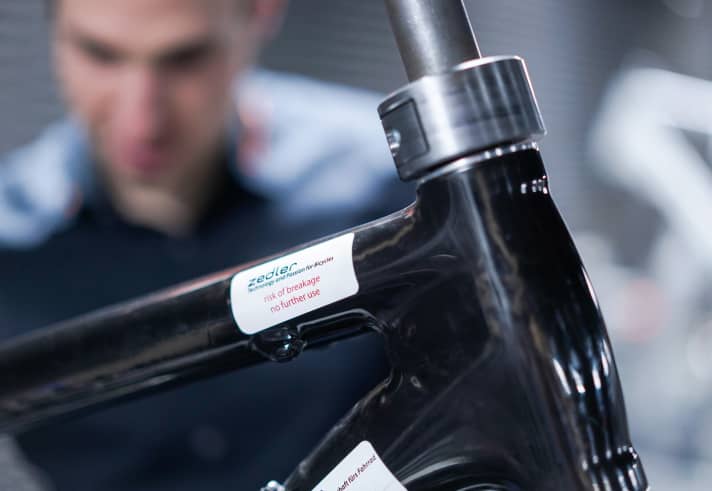   Der Aufkleber warnt vor weiterer Benutzung: Vieles, was auf den Testmaschinen war, ist hinterher Schrott. Besonders nach den sogenannten Impact-Tests, bei denen die Belastungsgrenze ausgelotet wird.
