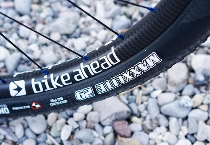   Auch bei den Felgen handelt es sich um Prototypen aus der Hand von Christian Gemperlein von Bike Ahead. Im Vergleich zur Standardfelge wurde das Gewicht jeweils nochmals um 40 Gramm reduziert.
