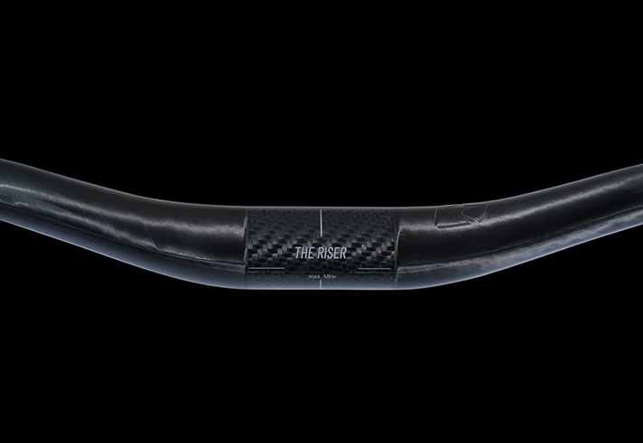 Spezielle Applikationen im Klemmbereich sollen dafür sorgen, dass der Lenker auch mit weniger Klemmkraft stabil hält.