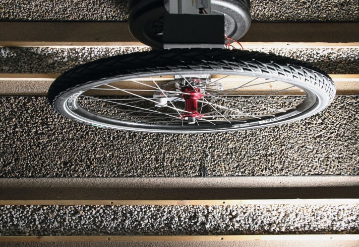 So testet MYBIKE Rollwiderstand: Prüfaufbau für verschiedene Untergründe