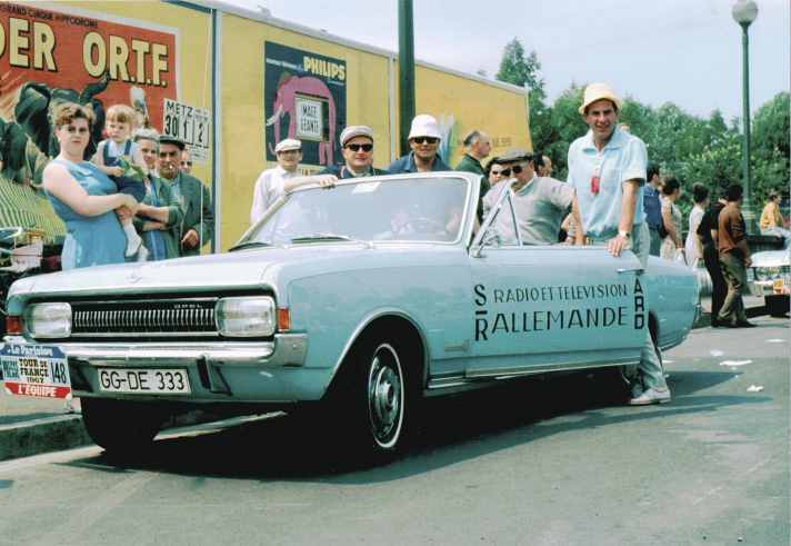 TV history - The former ARD team in the Opel convertible with (from right) Werner Zimmer, Matthias Horch, Udo Hartwig and Fritz Heinrich