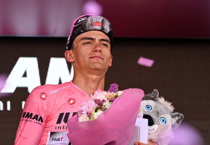 Soll nach Österreich kommen: Senkrechtstarter Isaac del Toro, hier beim Giro d’Italia als Träger des Rosa Trikots
