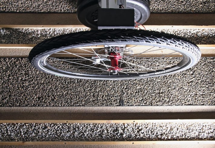 An diesem Prüfstand im TOUR-Labor wird der Rollwiderstand gemessen.