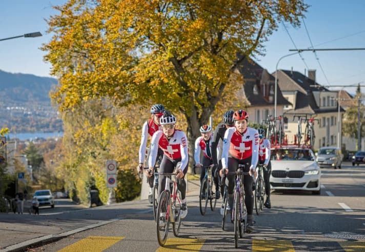 Unsicher: Bei der Streckenvorstellung der Rad-WM 2024 in Zürich führte Marlen Reusser (vorn rechts) die kleine Schweizer Equipe an; ob sie teilnehmen kann, war bei Redaktionsschluss noch offen.