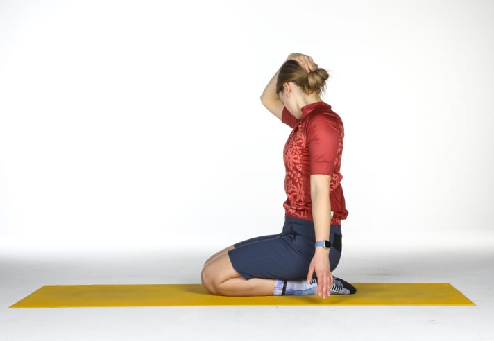 Dose the pressure with the hand on the back of the head and the extension of the other hand.