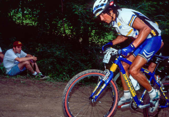   Juarez kneads the blue Cannondale with CAAD4 frame over the World Cup course. Every mountain bike fan will recognise the quadruple brand lettering on the down tube.