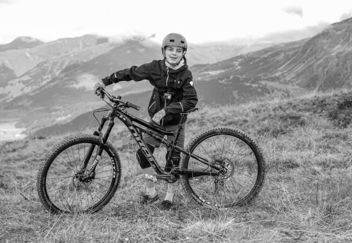   Endurance tester Nils: Age 14 years | Height 1.68 m | Weight 50 kg | Nils most often rides the trails in the Bergisches Land region. However, his favourite trail is the Flying Gangster in Leogang Bike Park.