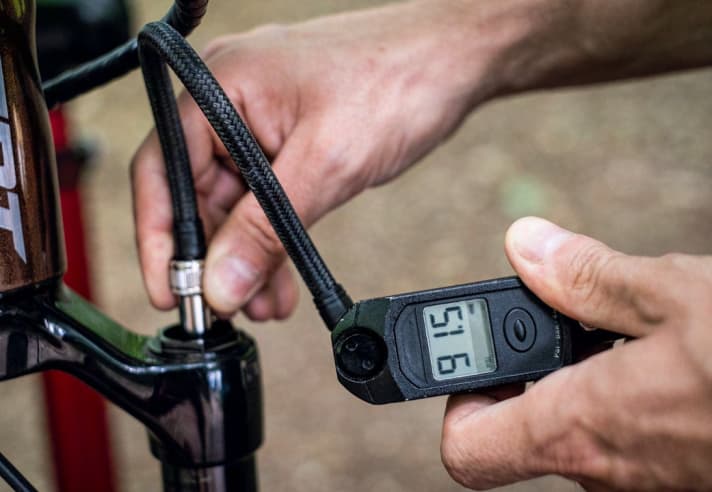 A digital pressure display is easy to read.