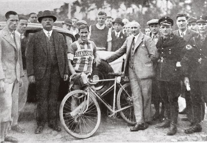 Aushängeschild: Siegerehrung beim Straßenpreis von Frankfurt 1934. In der Mitte der Sieger Georg Umbenhauer, links neben ihm Direktor Hagemann von den Phänomen-Werken, für dessen Team Umbenhauer startete.