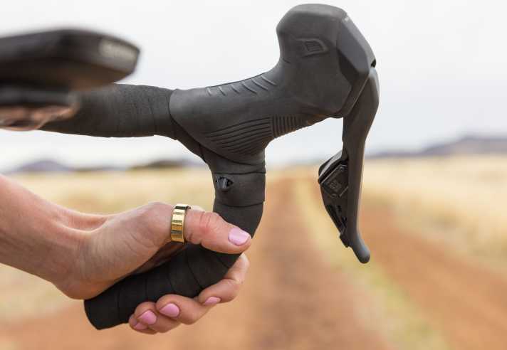 Shimano GRX RX825: die Dual Control Hebel haben an der Innenseite der Hörnchen eine dritte Di2-Schalttaste