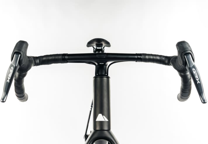 Le guidon à deux étages du modèle précédent a laissé place à un cockpit optimisé sur le plan aérodynamique.