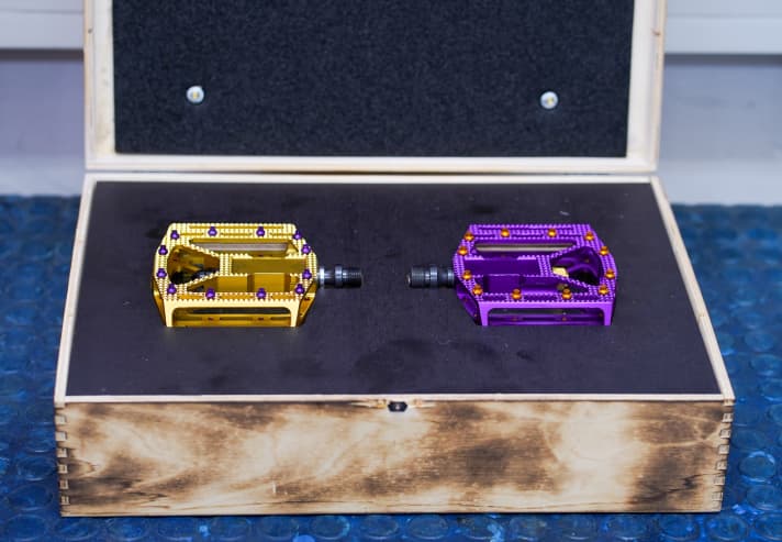 In the same league as fine cigars and expensive wine: the Haig Rip pedals come in a large, heavy wooden box. This can be used for other purposes after unpacking.