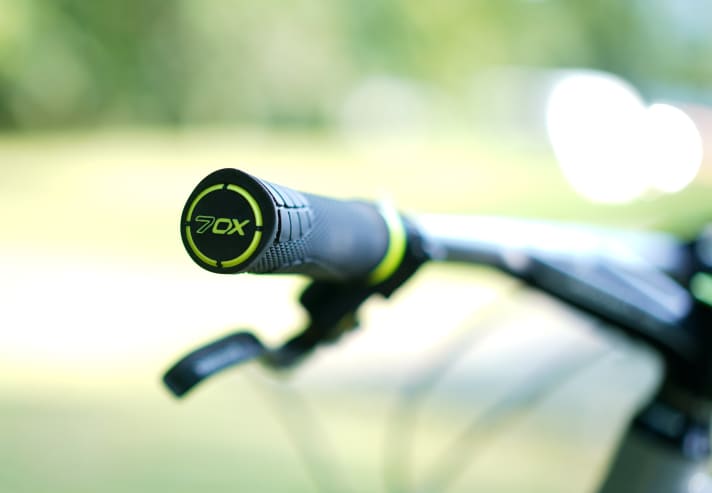   The side view clearly shows that the 70X is not classically round. It only has an inner clamping ring for optimum grip. The end cap is integrated.