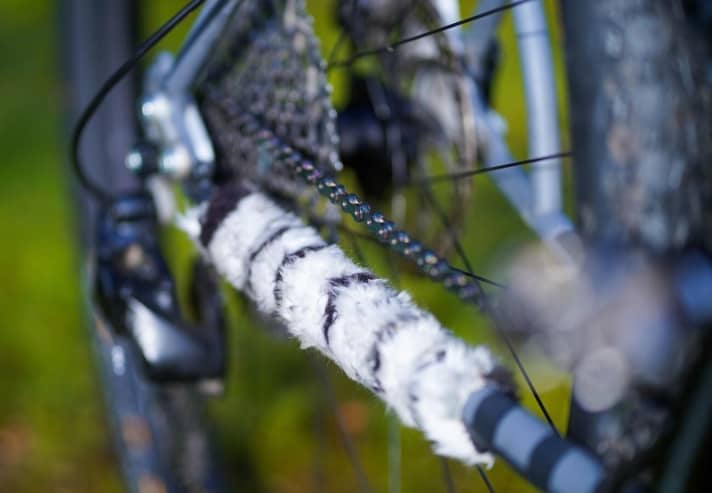   Funktion und Style: selbst genähter Kettenstreben-Schutz aus Plüsch. 