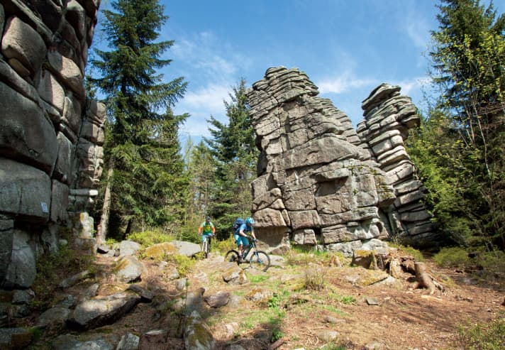 Die Felsentürme im Fichtelgebirge: Typische Wollsackverwitterung des Granits.