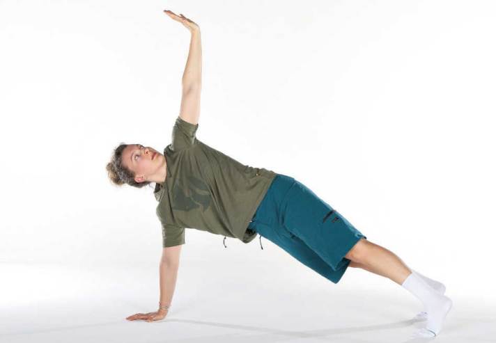 Torso rotation: This exercise strengthens the torso and trains coordination. Two points that help every cyclist