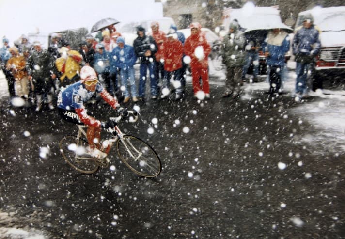 Episch: Beim Giro 1988 bewältigt Andrew Hampsten den Gavia-Pass im Schnee. Sein Team hatte mit warmer Rennkleidung und heißem Tee vorgesorgt.