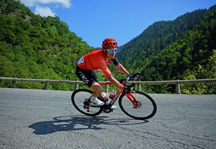 Pionnier italien : le Dogma 60.1 a servi de modèle à l'actuel Pinarello, ici avec l'ancienne star Geraint Thomas. C'est la première fois que les Italiens allient construction légère et aérodynamisme.