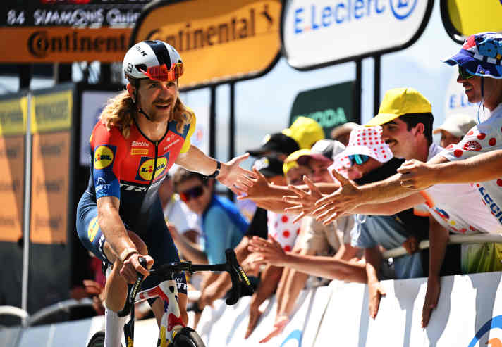 Quinn Simmons, cheveux au vent, dans le contre-la-montre en montagne, étape 13 du Tour de France 2025