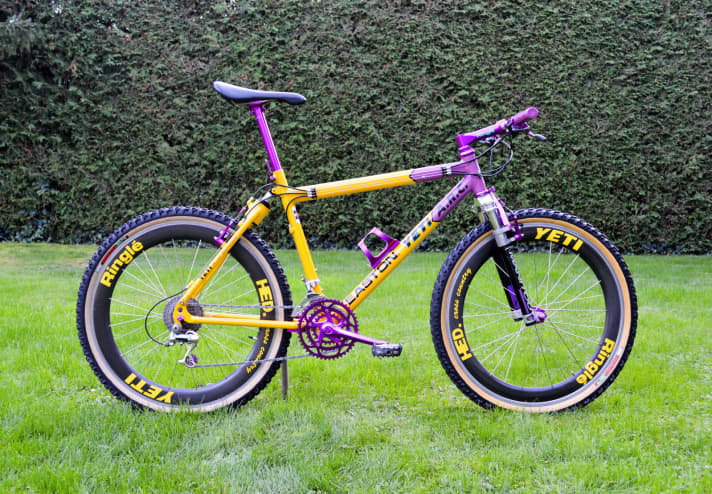Yeti A.R.C AS Baujahr 1993: Das AS (Active Suspension) war ein minimal gefedertes Cross-Country-Fully, das gelegentlich aber auch im Downhill gefahren wurde. Dieses hier fällt vor allen durch seine ungewöhnliche "Dart-Kombination" in den Farben Gelb/Purple auf. Baujahr 1993. Original Lack. Aufbau: Hed-Carbonfelgen, Ringlé- und Grafton-Teile, Shimano XTR-Schaltung, Manitou-Gabel.
