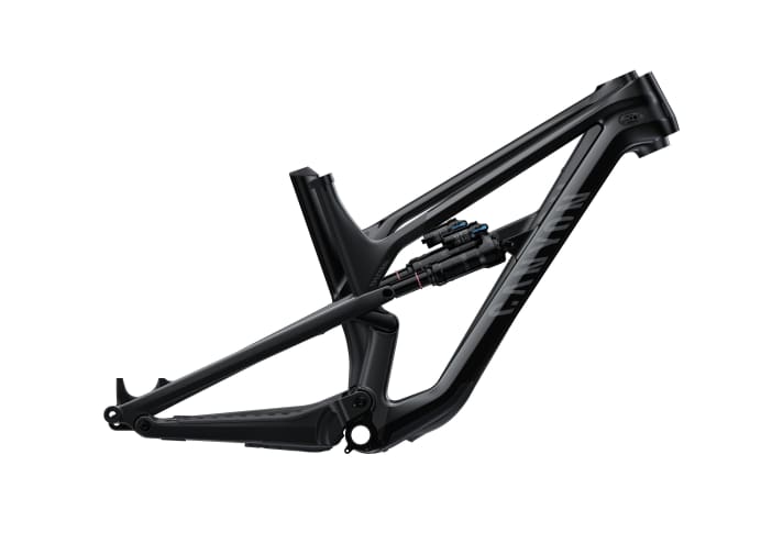   Der Vergleich zwischen dem Canyon Spectral 27,5 (grau) und 29 (schwarz) zeigt deutlich den Längenzuwachs, den steileren Sitzwinkel und das kürzere Steuerrohr.