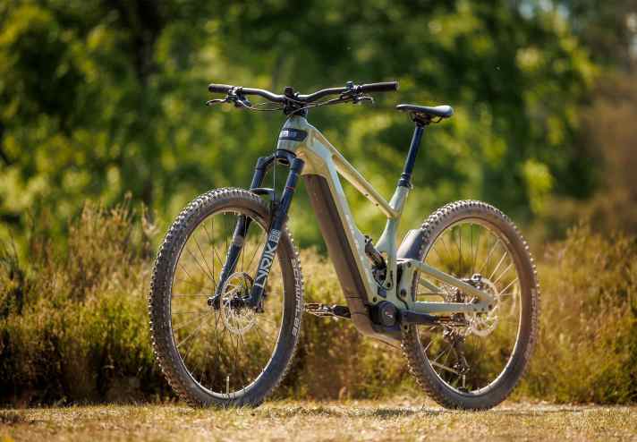 The new anniversary bike offers 150 mm front and rear suspension travel.