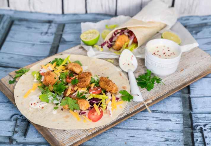 Für noch mehr Crunch in den Wraps können die Hähnchen- oder Tofu-Teile auch paniert werden.