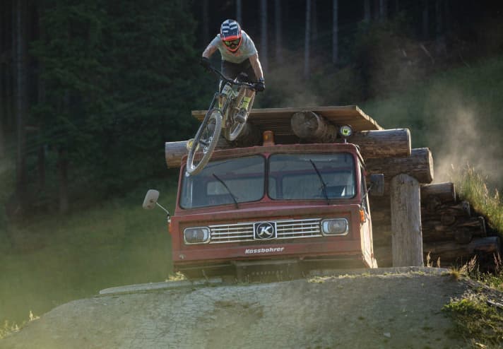 What the Eiffel Tower is to Paris, the Pistenbully drop is to Greenhill. Unfortunately, the stunt cannot be combined with all routes.