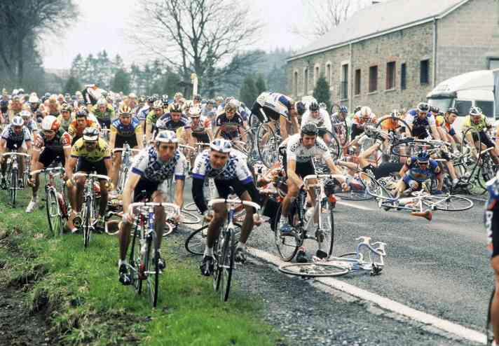 Piège : Un fossé dans la route et des commissaires de piste endormis ont provoqué une chute massive en 1988.