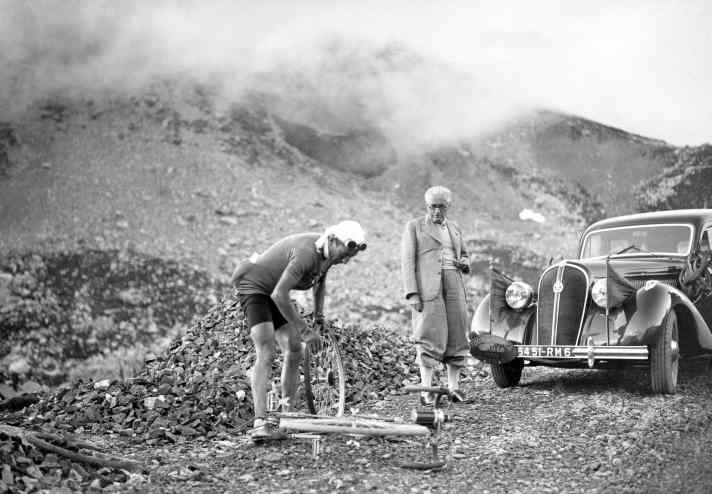 Époque héroïque : en 1939, le vainqueur du contre-la-montre et futur vainqueur du Tour Sylvere Maes répare un pneu défectueux. Le chef du Tour Henri Desgrange observe.