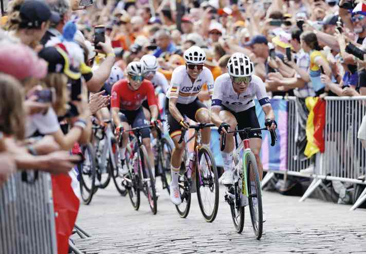 Inconspicuous: US-American Kristen Faulkner (front) was not considered the favourite. She capitalised on the indecision of the stars