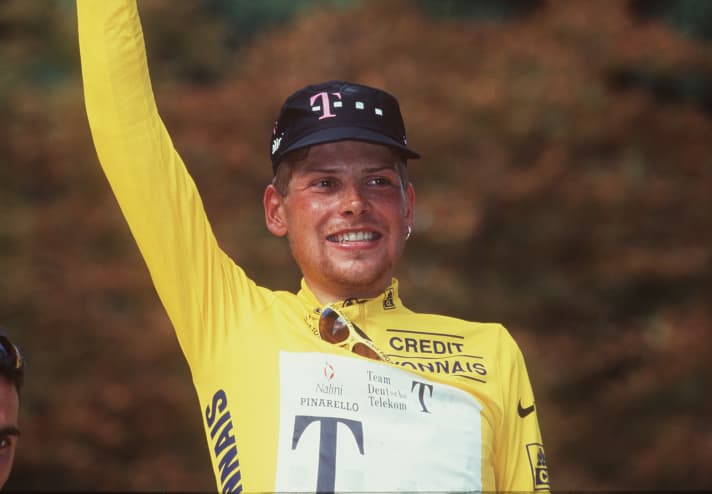 Le plus grand triomphe de Jan Ullrich est la victoire du Tour de France en 1997. Il est le premier Allemand à remporter la course cycliste la plus importante du monde.