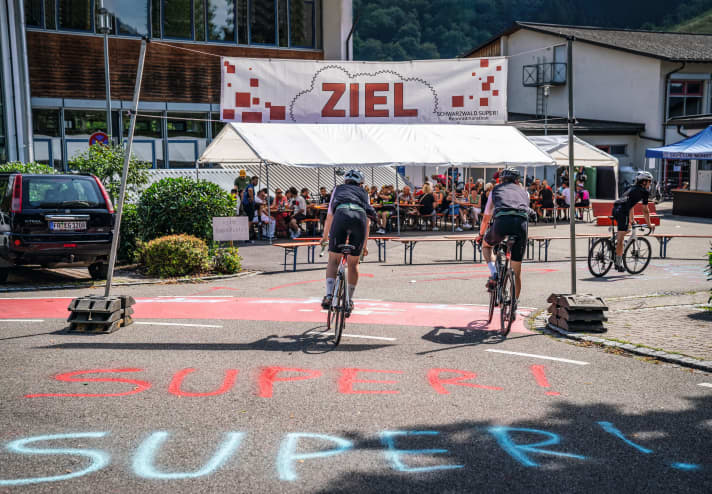 Super Super - In Münstertal feiern die Finisher mit Bier, Knöpfle und Geplauder ihre Leistung