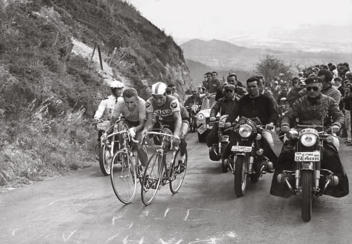 Unvergessen: Jacques Anquetil (links) und Raymond Poulidor im Duell 1964