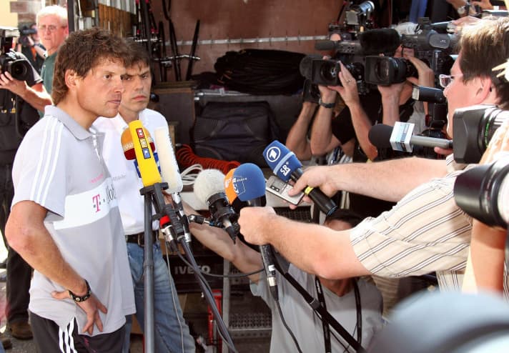 Blaesheim, 30 juin 2006 : Jan Ullrich fait face à la presse après son exclusion du Tour de France