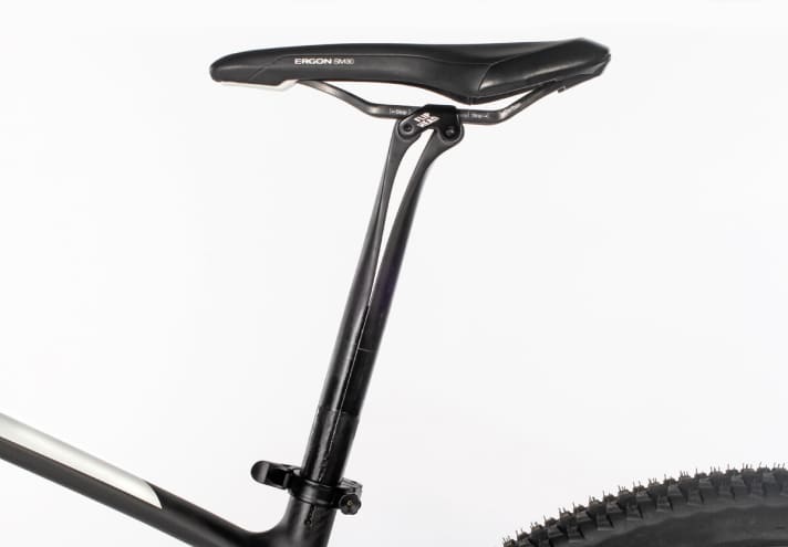   Die Blattfeder-Stütze gibt bei Belastungsspitzen fast einen Zentimeter nach – ein Top-Wert! Zur Satteleinstellung lässt sich an Grand Canyon der Kopf drehen.