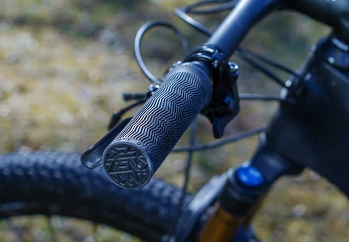   Das geriffelte Muster soll gut dämpfen und den Grip erhöhen.