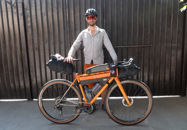   Philipp Markgraf has spent a long time tinkering with his titanium gravel bike from Veloheld and most of his Reisefix panniers are made to measure. He set off on his adventure on 25 millimetre wide Beast rims and a Shimano GRX Di2 groupset with the support of a Son 32 hub dynamo and the corresponding Son Edellux lamp.