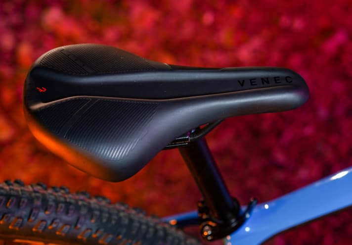 Nicht leicht, aber von Form und Größe optimal für den Nachwuchs: Der Sattel passt zum Bike und ist gut verarbeitet.