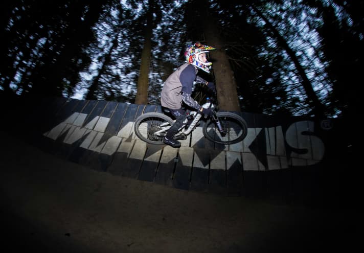 Beim Wallride im Bikepark am Samerberg hat das Fahrwerk des Neuron Young Hero kurz Ruhe. Danach geht es weiter mit Sprüngen und permanentem Gerüttel.